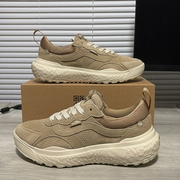 NWT Women's Vans UltraRange Neo VR3 Shoes - VN000CWESQ7 - Picture 2 of 11